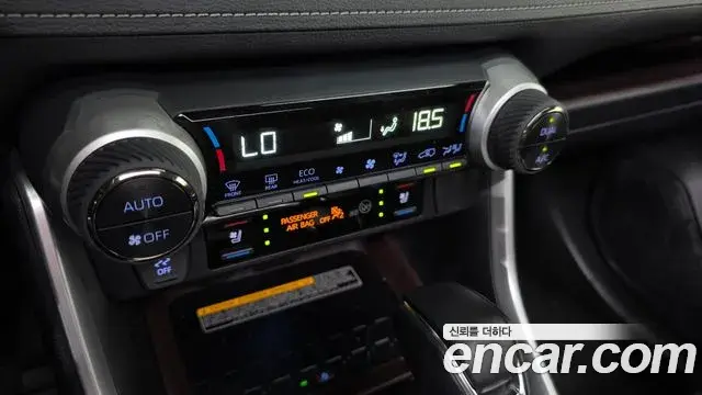 Toyota RAV4 2021 — Photo 18/34
