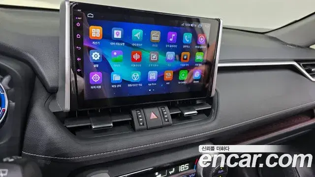 Toyota RAV4 2021 — Photo 8/34