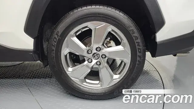 Toyota RAV4 2021 — Photo 16/34