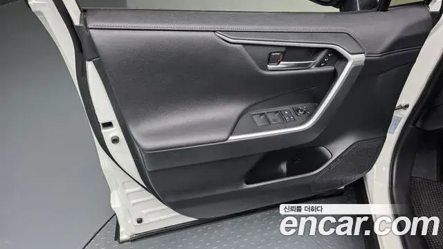 Toyota RAV4 2021 — Photo 31/34