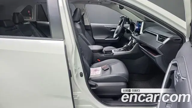 Toyota RAV4 2021 — Photo 23/34