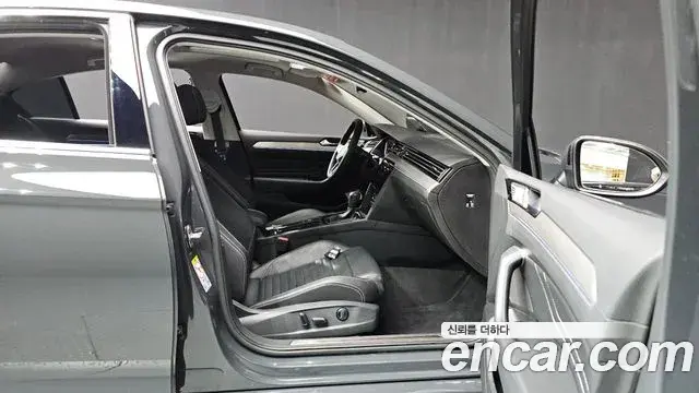Volkswagen Passat GT 2021 — ფოტო 19/32