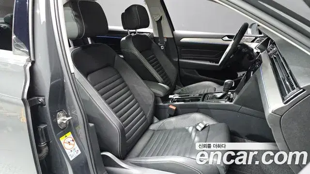 Volkswagen Passat GT 2021 — ფოტო 9/32