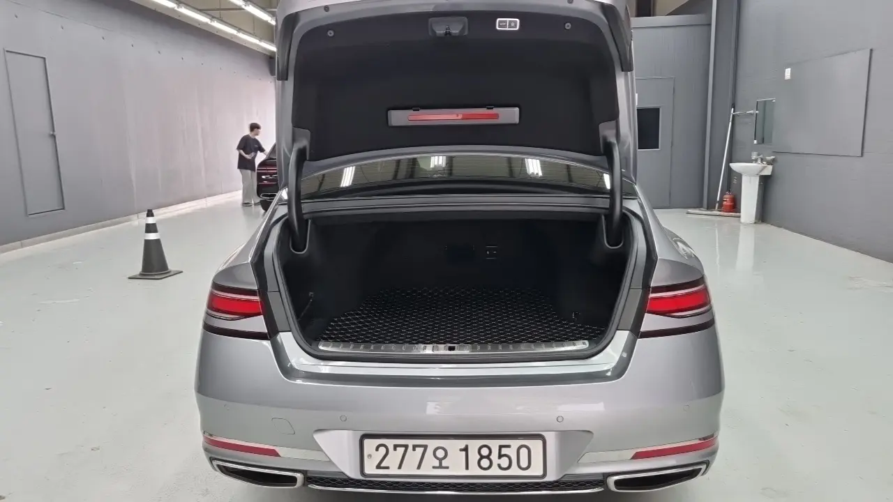 Genesis G90 2023 — Фото 17/18