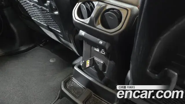 Jeep Wrangler 2020 — Photo 28/32