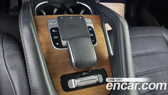 Mercedes-Benz GLE-Class 2019 — Photo 12/31