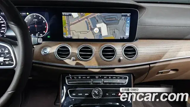 Mercedes-Benz E-Class 2019 — Фото 12/20