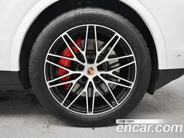 Porsche Cayenne 2025 — ფოტო 11/20