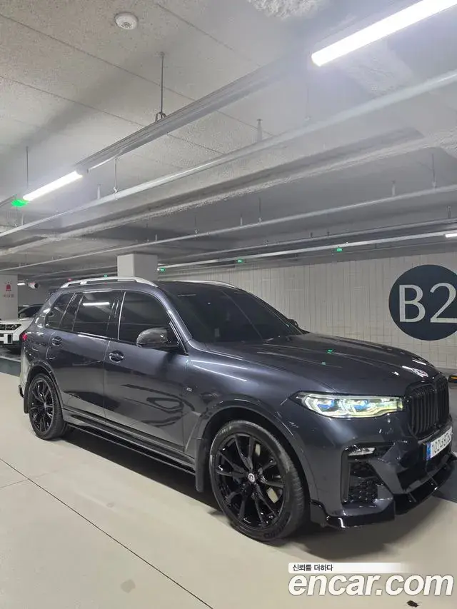 BMW X7 2021 — Фото 1/12