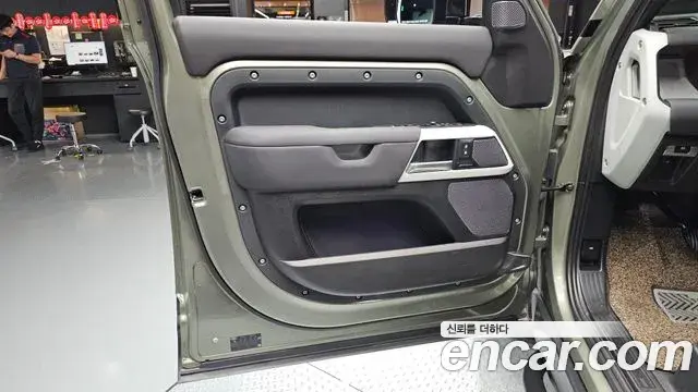 Land Rover Defender 2022 — ფოტო 15/33