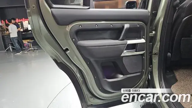Land Rover Defender 2022 — ფოტო 9/33