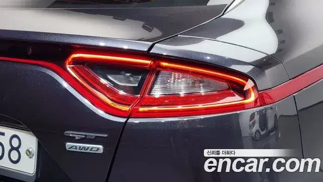 Kia Stinger 2018 — ფოტო 15/36