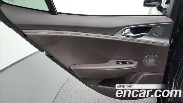 Kia Stinger 2018 — ფოტო 28/36