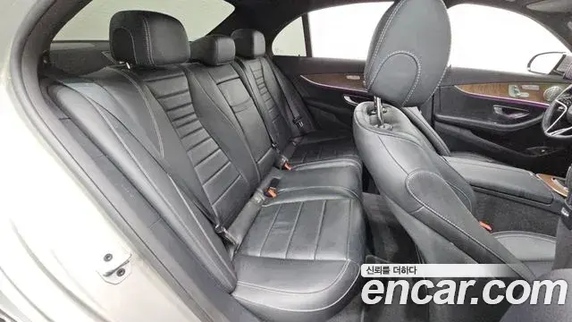 Mercedes-Benz E-Class 2021 — Фото 11/20