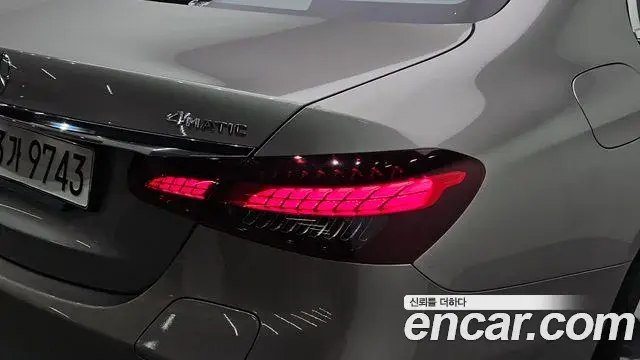 Mercedes-Benz E-Class 2021 — Şəkil 25/33