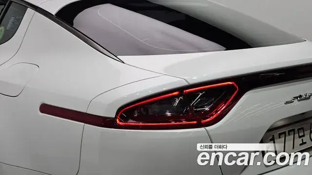 Kia Stinger 2019 — ფოტო 13/33
