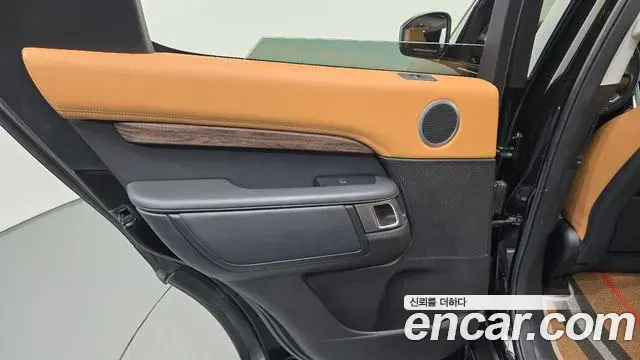 Land Rover Discovery 5 2019 — Photo 19/38