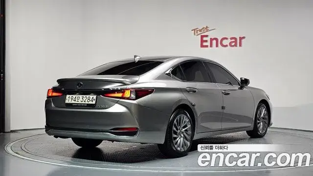 Lexus ES300h 2024 — ფოტო 30/35