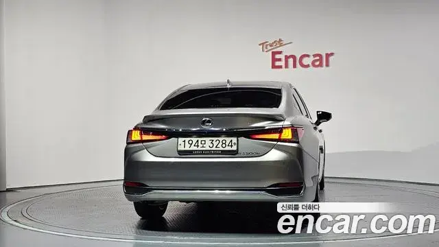 Lexus ES300h 2024 — ფოტო 29/35