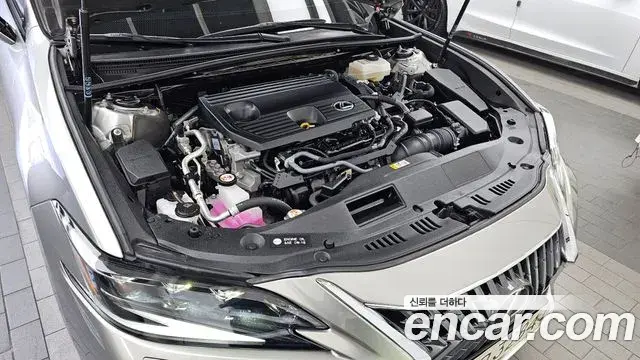 Lexus ES300h 2024 — ფოტო 27/35