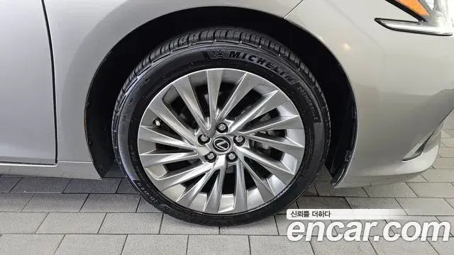 Lexus ES300h 2024 — ფოტო 11/35