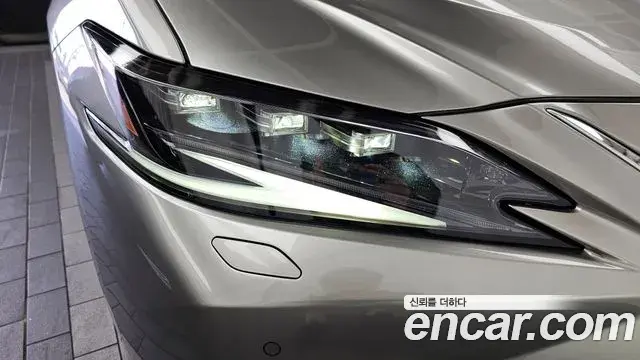 Lexus ES300h 2024 — ფოტო 32/35