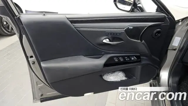 Lexus ES300h 2024 — ფოტო 25/35