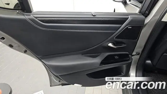 Lexus ES300h 2024 — ფოტო 33/35