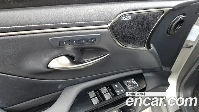 Lexus ES300h 2024 — ფოტო 31/35