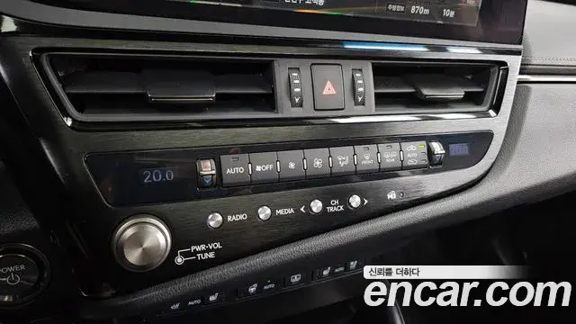 Lexus ES300h 2024 — ფოტო 16/35