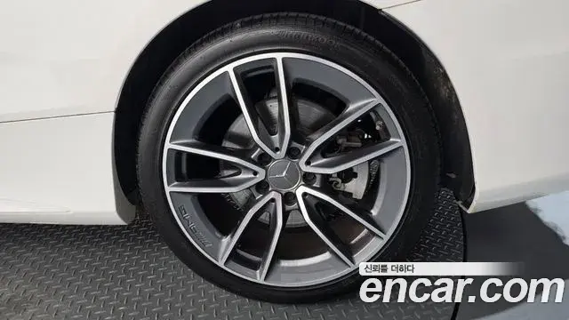 Mercedes-Benz C-Class 2019 — Photo 8/30