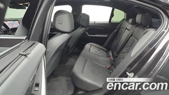 BMW 5 Series 2024 — Photo 12/20