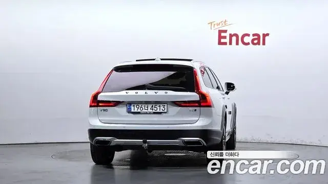 Volvo V90 Cross Country 2020 — Photo 12/20