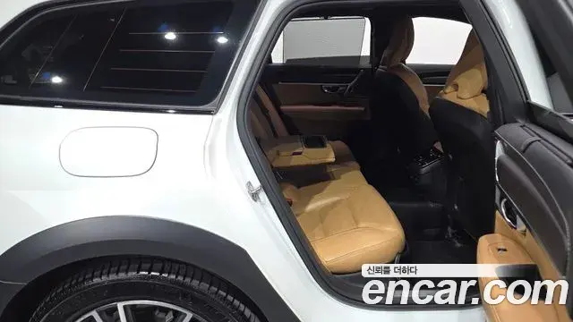 Volvo V90 Cross Country 2020 — Photo 19/20