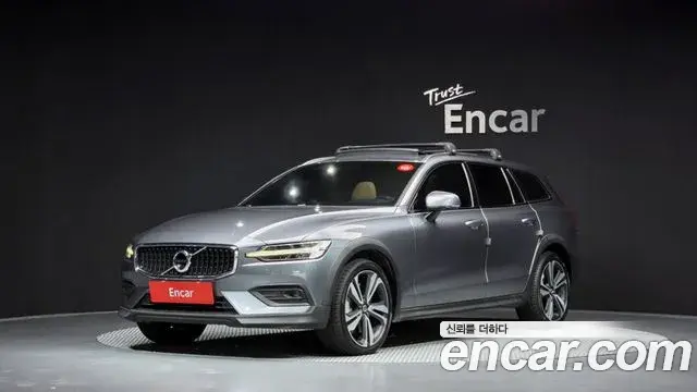 Volvo V60 Cross Country 2019 — ფოტო 17/20