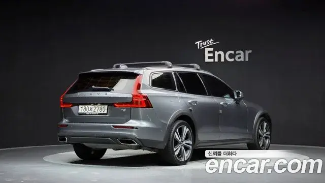 Volvo V60 Cross Country 2019 — ფოტო 16/20