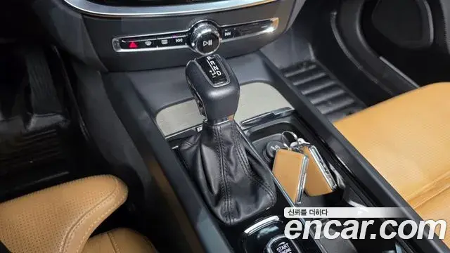 Volvo V60 Cross Country 2019 — ფოტო 13/20
