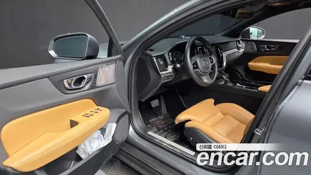 Volvo V60 Cross Country 2019 — ფოტო 14/20