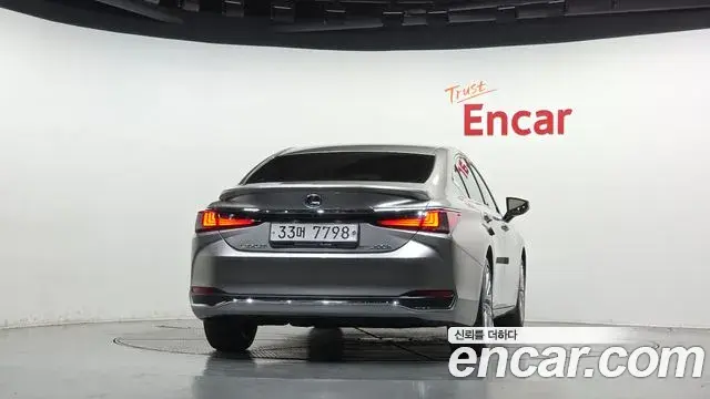 Lexus ES300h 2019 — Şəkil 33/35