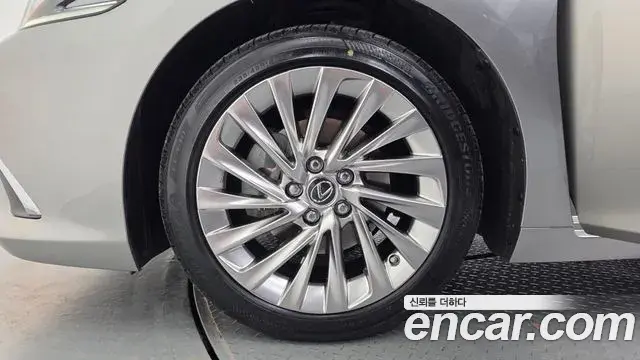 Lexus ES300h 2019 — Şəkil 28/35