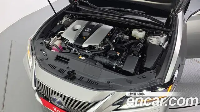 Lexus ES300h 2019 — Şəkil 27/35
