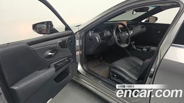 Lexus ES300h 2019 — Şəkil 26/35