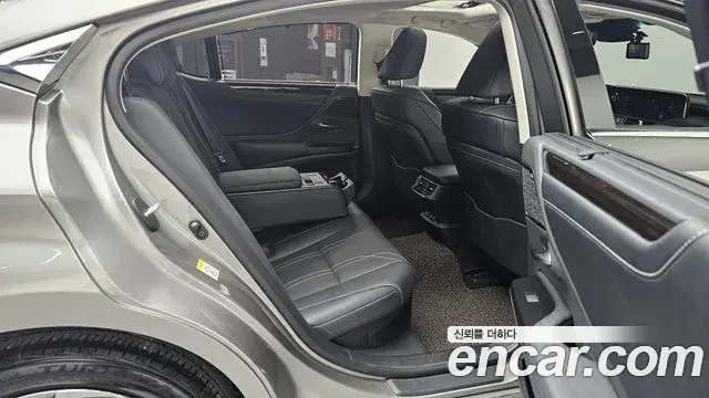 Lexus ES300h 2019 — Şəkil 30/35