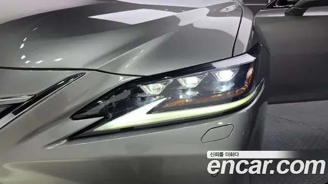 Lexus ES300h 2019 — Şəkil 32/35