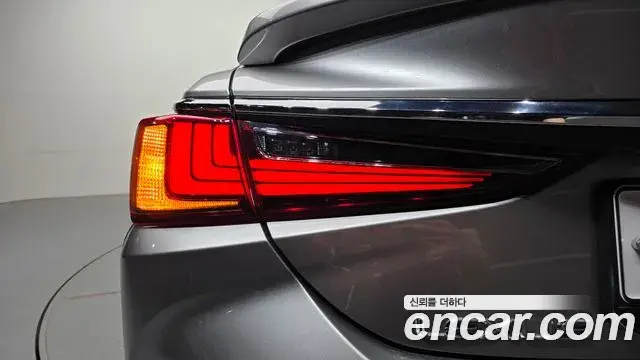Lexus ES300h 2019 — Şəkil 24/35