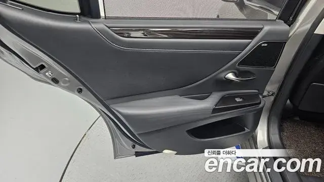 Lexus ES300h 2019 — Şəkil 34/35