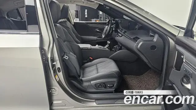 Lexus ES300h 2019 — Şəkil 35/35
