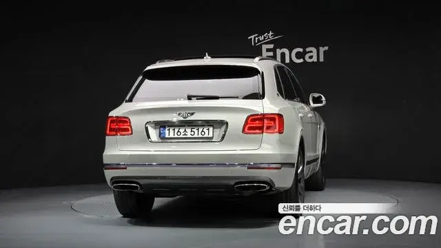 Bentley Bentayga 2018 — ფოტო 18/20