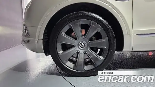 Bentley Bentayga 2018 — ფოტო 9/20