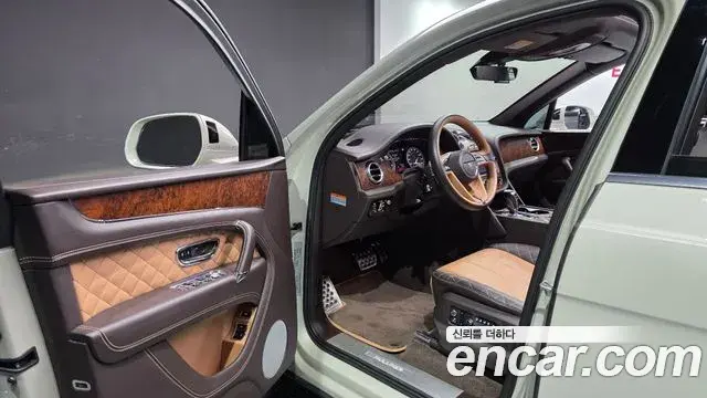 Bentley Bentayga 2018 — ფოტო 1/20